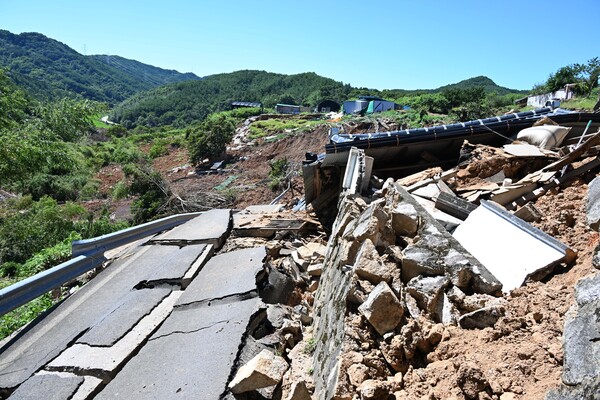 7월 29일 산청군 생비량면 제보리 상능마을 폭우 피해 현장. 지진이 난 것처럼 마을 지반이 내려앉고 도로는 갈라져 있다. /김구연 기자