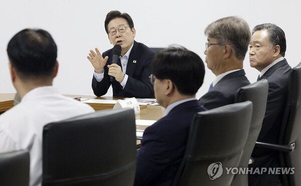 이재명 대통령이 지난달 25일 경기 시흥시 SPC 삼립 시흥 공장에서 열린 산업재해 근절 현장 노사간담회에서 허영인 SPC그룹 회장 등 회사 임원들에게 노동 환경 등에 대해 질문하고 있다. /연합뉴스