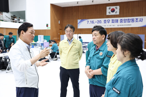 박완수 경남도지사가 2일 진주시 문산실내체육관에 마련된 중앙재난피해합동조사단을 찾아 이야기를 나누고 있다. /경남도