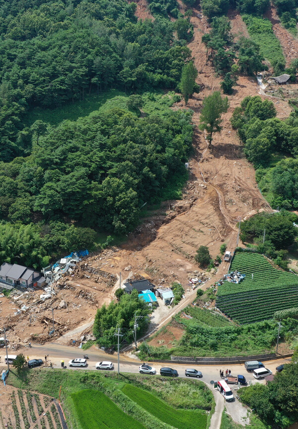 7월 20일 산청군 산청읍 부리 내부마을이 전날 내린 폭우와 산사태로 파괴돼 원래 형태를 알아볼 수 없을 정도다. /연합뉴스