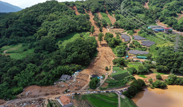 7월 20일 산청군 산청읍 부리 내부마을이 전날 내린 폭우와 산사태로 파괴돼 원래 형태를 알아볼 수 없을 정도다. /연합뉴스