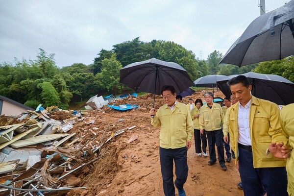 이재명 대통령이 7월 21일 산청군 산청읍 부리마을에서 호우 피해 현장을 둘러보고 있다. /이재명 대통령 페이스북