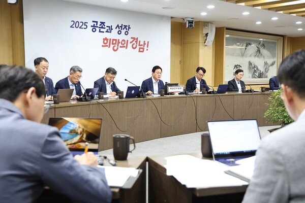 박완수 경남도지사가 4일 도청 확대간부회의에서 발언하고 있다. /경남도