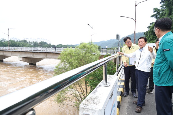 박완수 경남도지사가 4일 오후 진주시에 있는 남강댐을 찾아 집중호우 대비 상황 등을 점검하고 있다. /경남도