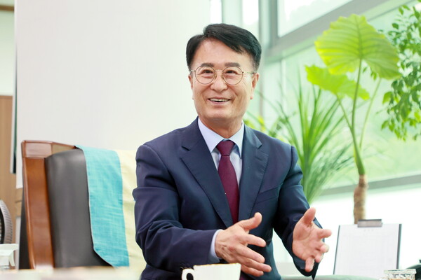 박동식 사천시장이 경남도민일보와 인터뷰 하고 있다. /사천시
