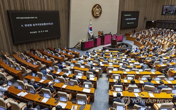 4일 국회 본회의에서 더불어민주당 한민수 의원이 방송법 일부 개정안에 대한 제안 설명을 하고 있다. /연합뉴스