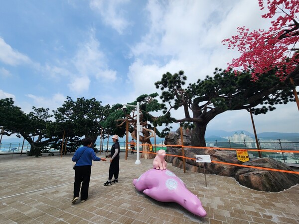 4일 창원시가 빅트리 현장 임시 개방하자 시민들이 빅트리를 둘러 보고 있다./우귀화 기자