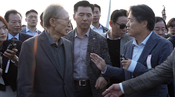 최승호(가운데) 뉴스타파 감독, 장광연 PD 등이 제작한 영화 ‘추적’의 한 장면. /스틸컷