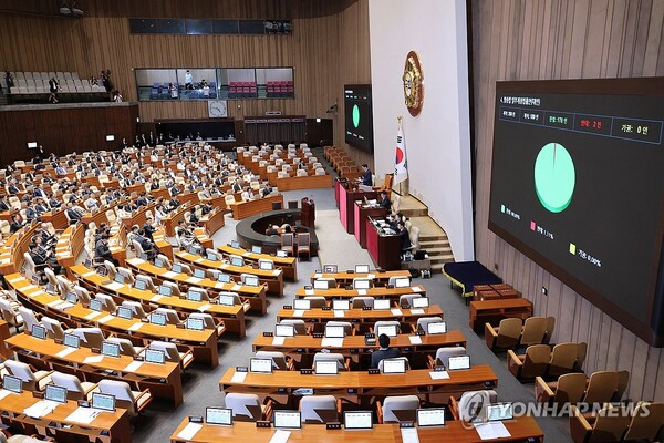 5일 국회 본회의에서 방송3법 중 방송법 개정안이 통과되고 있다.  /연합뉴스