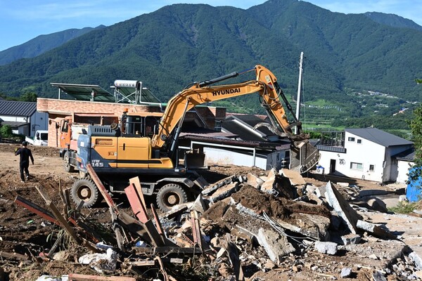 산청군 산청읍 정곡리에 굴착기가 투입돼 복구 작업이 진행되고 있다. /김구연 기자