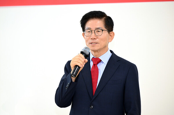 김문수 국민의힘 당 대표 후보가 5일 경남도의회를 방문해 국민의힘 경남도의원 24명과 만나고 있다. /경남도의회 