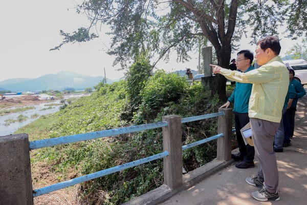 7월 23일 박완수 경남도지사가 극한호우로 피해가 발생한 하동 호계천 제방 붕괴 현장을 살펴보고 있다. /경남도
