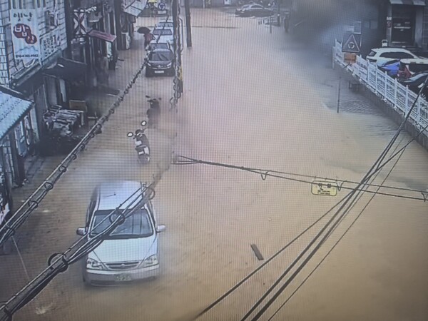 7월 19일 오전 갑자기 쏟아진 많은 비로 합천군 합천읍 도로가 침수돼 있다. /합천군