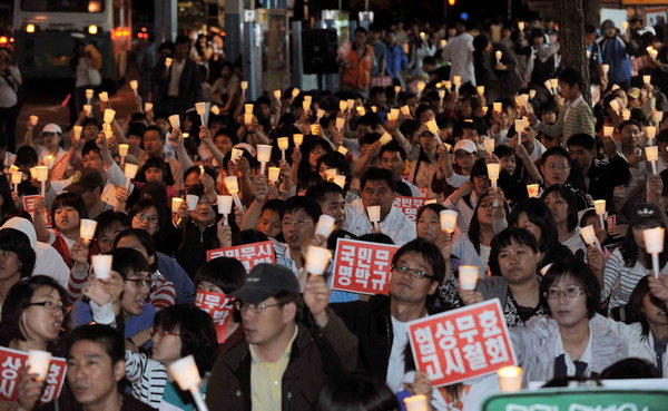 2008년 전국 각지에서 국민이 미국산 쇠고기 수입 철회를 위해 촛불을 밝혔다. 그해 6월 1일 오후 창원시 정우상가 앞에서 '국민 무시 이명박 규탄 촛불문화제' 모습.  /경남도민일보 DB