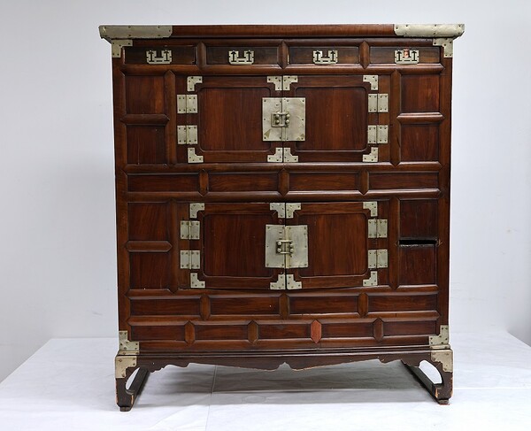 박경리 작가 유품인 이층장. /통영시립박물관