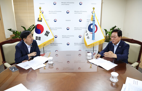 박완수 경남도지사가 7일 오전 정부서울청사에서 구윤철 경제부총리 겸 기획재정부 장관을 만나 지역 현안을 설명하고 국비 지원을 요청했다. /경남도