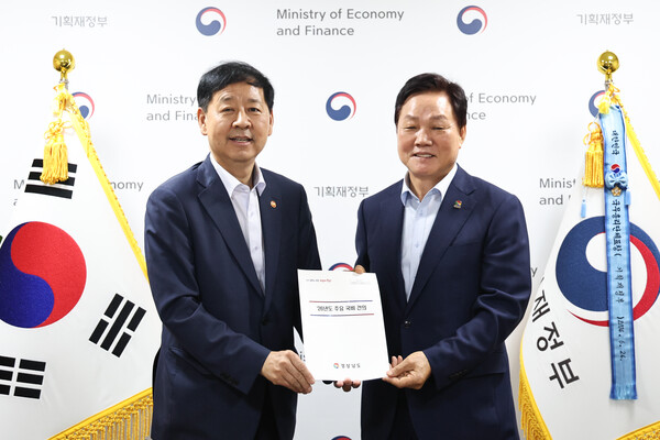 박완수 경남도지사가 7일 오전 정부서울청사에서 구윤철 경제부총리 겸 기획재정부 장관을 만나 지역 현안을 설명하고 국비 지원을 요청했다. /경남도