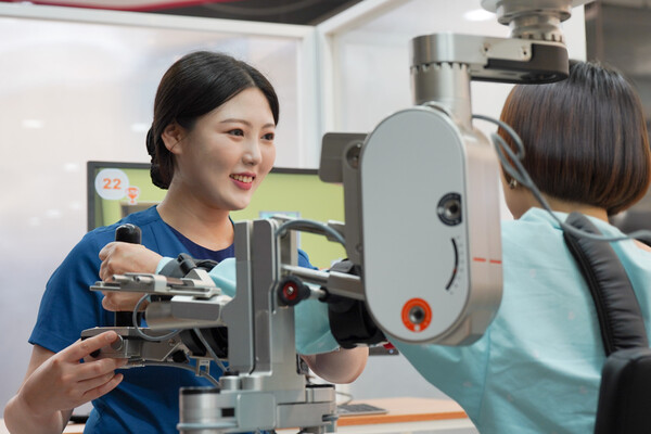 팔재활로봇 아르미오 스프링 프로(Armeo Spring PRO)로 재활 치료를 진행하는 의료진. /희연재활병원