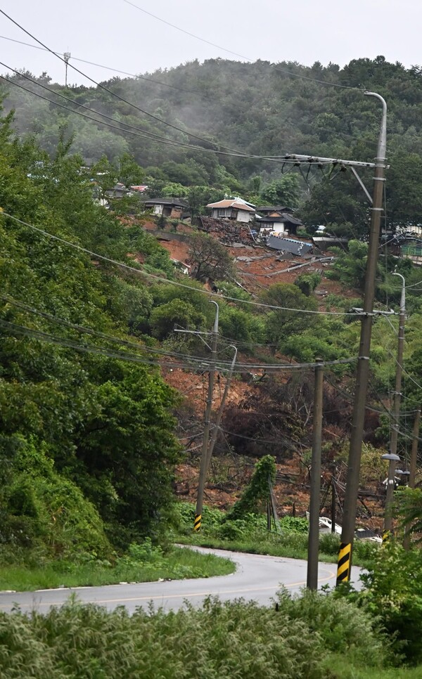 10일 오전 산청군 생비량면 제보리 상능마을에 비가 내리고 있다. 주택들이 무너진 흙속에 묻혀 있다. 상능마을은 지난달 7월 19일 난 산사태가 복구되어 있지 않아 진입로는 막혀 있고 지진이 난 것처럼 마을곳곳이 무너지고 갈라져 있다.  /김구연 기자 sajin@idomin.com