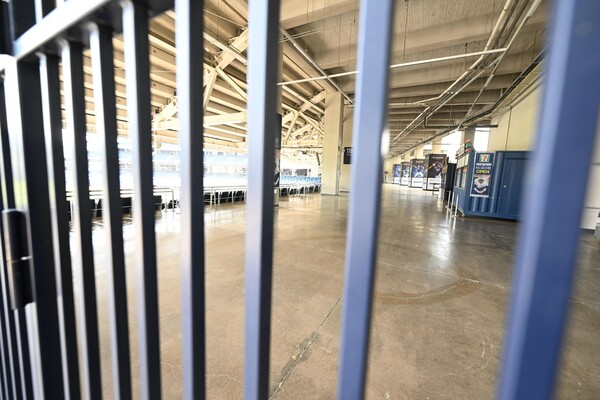 인명사고로 야구장 운영이 중단된 창원NC파크. 출입문이 닫혀 있고 매점 영업도 중단돼 있다. /경남도민일보DB