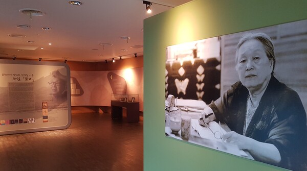 박경리기념관 전시관 내부.