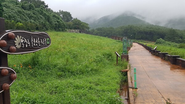 박경리기념관에서 묘소 가는 길.