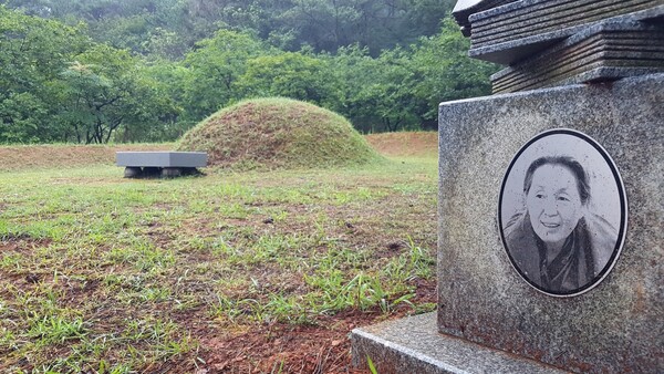 박경리기념관 인근에 있는 묘소.