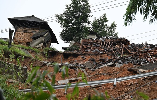 땅 밀림 현상으로 마을 전체가 내려 앉은 산청군 생비량면 상능마을. /김구연 기자