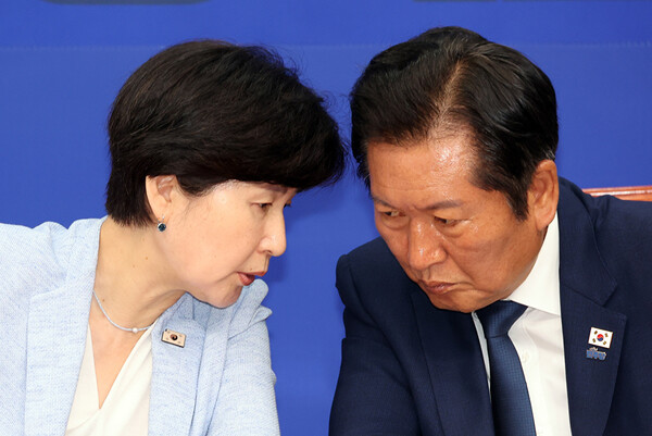 12일 서울 여의도 국회에서 열린 더불어민주당 국민중심 사법개혁특별위원회 출범식 및 1차 회의에서 특위 위원장을 맡은 백혜련 의원이 정청래 대표와 대화하고 있다. /연합뉴스