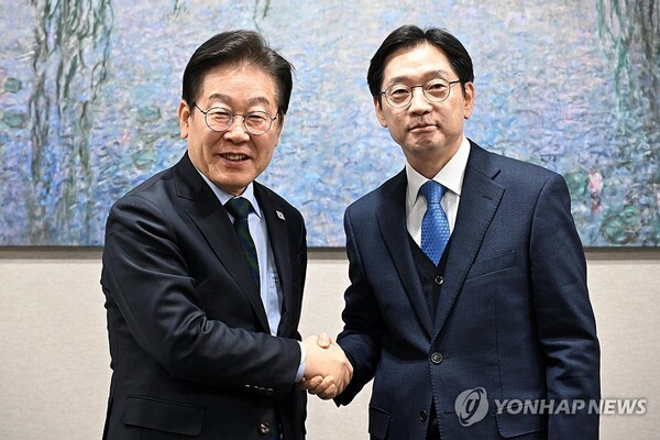 이재명 대통령과 김경수 지방시대위원장이 각각 더불어민주당 대표와 야인으로 지내던 지난 2월 국회에서 회동을 하고 있다. /연합뉴스