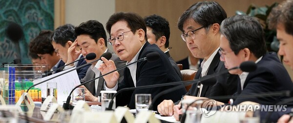 이재명 대통령이 13일 서울 용산 대통령실 청사에서 열린 나라재정 절약 간담회에서 발언하고 있다. /연합뉴스