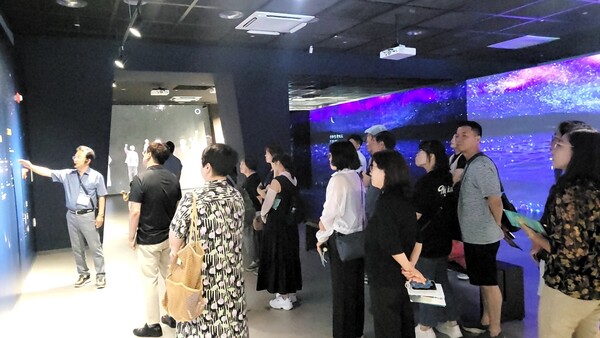 6월항쟁정신계승경남사업회와 부마민주항쟁기념재단은 지난 17일 오전 10시 창원 마산합포구 월포동 대한민국민주주의전당에서 현장 탐방 행사를 열었다. 창원지역 부마민주항쟁 해설사 등이 상설전시관을 둘러보고 있다. /6월항쟁정신계승경남사업회