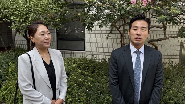 18일 윤석열 전 대통령 부부 공천개입 의혹 핵심 제보자인 강혜경(왼쪽) 씨가 문건일 변호사와 창원지방법원 앞에서 취재진 질문에 대답하고 있다. /최환석 기자