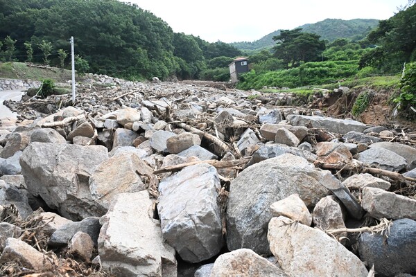 토사가 밀려 내려와 피해가 발생한 산청군 산청읍 모고리 모고마을. 7월 21일 오전 6시 10분께 마을 옆 계곡에 엄청난 양의 바위가 밀려와 가득 쌓여 있다 ./김구연 기자