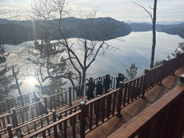 진양호 노을전망 데크로드에서 바라본 진양호 모습. /진주시