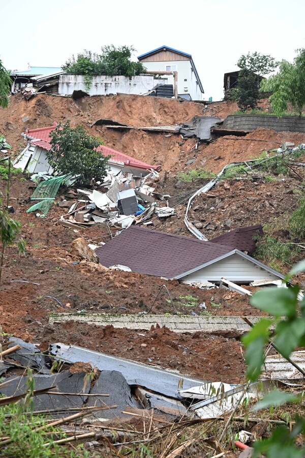 7월 극한호우로 땅밀림 현상이 발생한 산청군 생비량면 제보리 상능마을. 지반이 내려앉으면서 주택들이 흙에 파묻혀 있다. /김구연 기자 sajin@idomin.com
