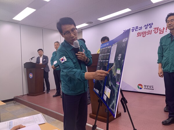 허종근 산청군 행정복지국장이 19일 경남도청 프레스센터에서 산청 생비량면 제보리 상능마을 이주단지 조성 계획안을 설명하고 있다. /이동욱 기자