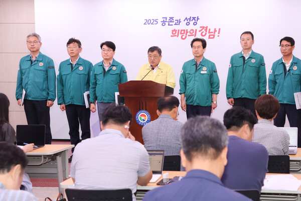 박명균 경남도 행정부지사가 19일 도청 프레스센터에서 7월 집중호우 피해 현황과 복구 계획을 설명하고 있다. /경남도