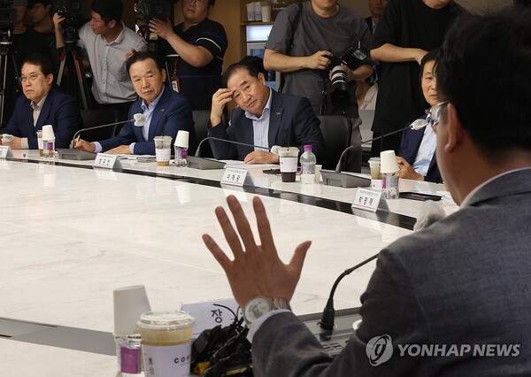 19일 서울 여의도 중소기업중앙회에서 중소기업인들이 중기중앙회를 방문한 김영훈 고용노동부 장관의 발언을 듣고 있다. /연합뉴스