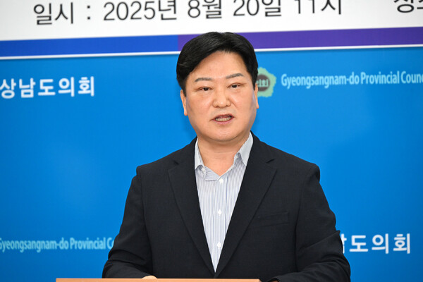 김명용(62) 국립창원대학교 법학과 교수가 20일 창원시장 선거에 출마하겠다는 의사를 밝히고 있다. /경남도의회 