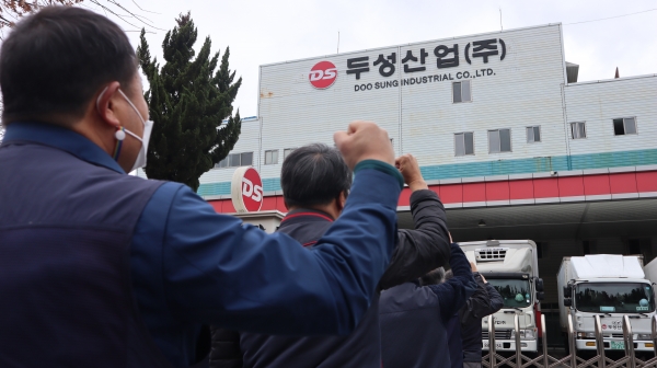 2022년 3월 18일 직업성 질병 중대산업재해가 발생한 창원 두성산업 앞에서 사업주 규탄 집회가 열리고 있다. /경남도민일보 DB