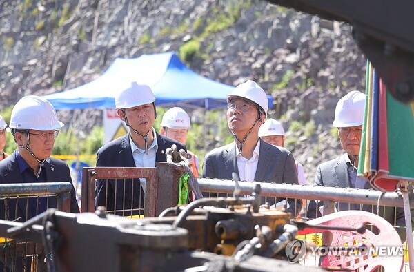 더불어민주당 산업재해예방 태스크포스와 안호영 국회 환경노동위원장이 노동자 사망사고가 발생한 포스코이앤씨의 함양울산고속도로 의령나들목 공사 현장을 둘러보는 모습. /연합뉴스