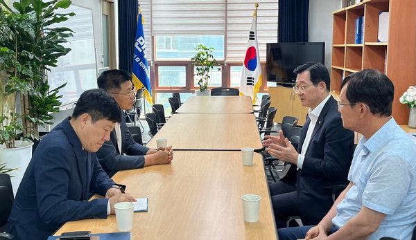 대한건설협회 경남도회(회장 강동국)는 지난 14일 민홍철(더불어민주당·김해 갑) 국회의원과 간담회를 하고 건설산업 경쟁력 강화 방안을 논의했다. /경남도회