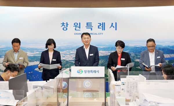 박진열 창원시 경제일자리국장(가운데)이 21일 창원시청 프레스센터에서 대미 수출기업 지원 방안을 발표하고 있다./창원시