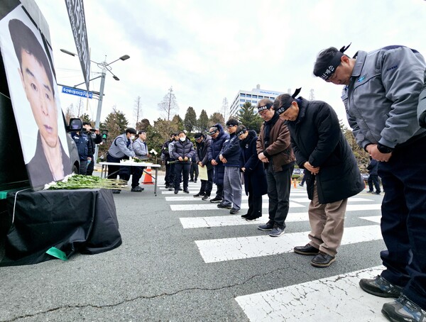 2024년 1월 9일 오후 창원시 성산구 귀곡동 두산에너빌리티 정문 앞 도로에서 열린 '노동열사 배달호 21주기 추모제'에서 참석자들이 영정 사진 앞에 헌화하고 묵념하고 있다. /최석환 기자