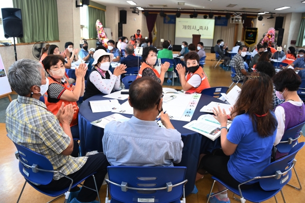 창원시 의창구 동읍 주민자치회가 지난 27일 진행한 주민총회 중 테이블별 원탁토론 장면. /김구연 기자