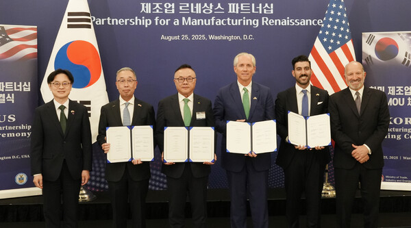 25일(현지시각) 미국 워싱턴 D.C.에서 '한미 비즈니스 라운드 테이블' 직후 진행된 SMR 사업협력을 위한 양해각서(MOU) 체결식에서 참석자들이 기념촬영을 하고 있다. 왼쪽부터 김정관 산업통상자원부 장관, 박지원 두산에너빌리티 회장, 황주호 한수원 사장, 클레이 셀(Clay Sell) 엑스-에너지 CEO, 섀넌 켈로그(Shannon Kellogg) AWS 부사장, 하워드 러트닉(Howard Lutnick) 미국 상무부 장관. /두산에너빌리티