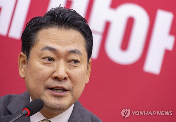 국민의힘 6차 전당대회에서 승리한 장동혁 신임 대표가 26일 국회 국민의힘 당 대표 회의실에서 열린 기자회견에서 향후 당 운영 계획을 묻는 질문에 답하고 있다. /연합뉴스