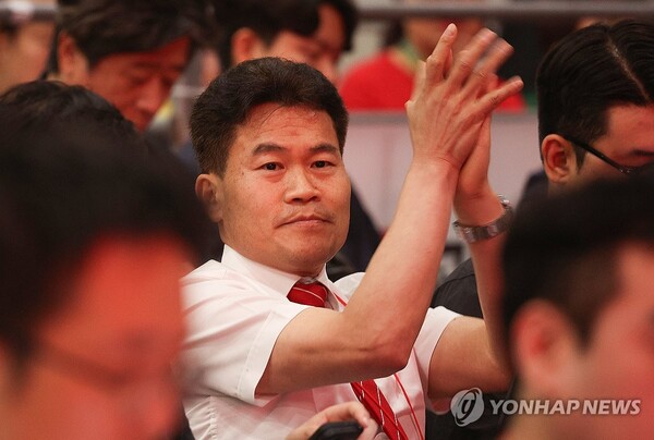 전직 한국사 강사 전한길 씨가 지난 8일 대구 북구 엑스코에서 열린 국민의힘 제6차 전당대회 대구·경북 합동연설회에 참석하고 있다. /연합뉴스