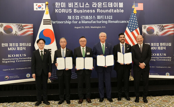 25일(현지시각) 미국 워싱턴 D.C.에서 '한미 비즈니스 라운드 테이블' 직후 진행된 SMR 사업협력을 위한 양해각서(MOU) 체결식에서 참석자들이 기념촬영을 하고 있다. 왼쪽부터 김정관 산업통상자원부 장관, 박지원 두산에너빌리티 회장, 황주호 한수원 사장, 클레이 셀(Clay Sell) 엑스-에너지 CEO, 섀넌 켈로그(Shannon Kellogg) AWS 부사장, 하워드 러트닉(Howard Lutnick) 미국 상무부 장관. /두산에너빌리티